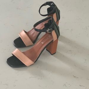 Color lock block heel sandal